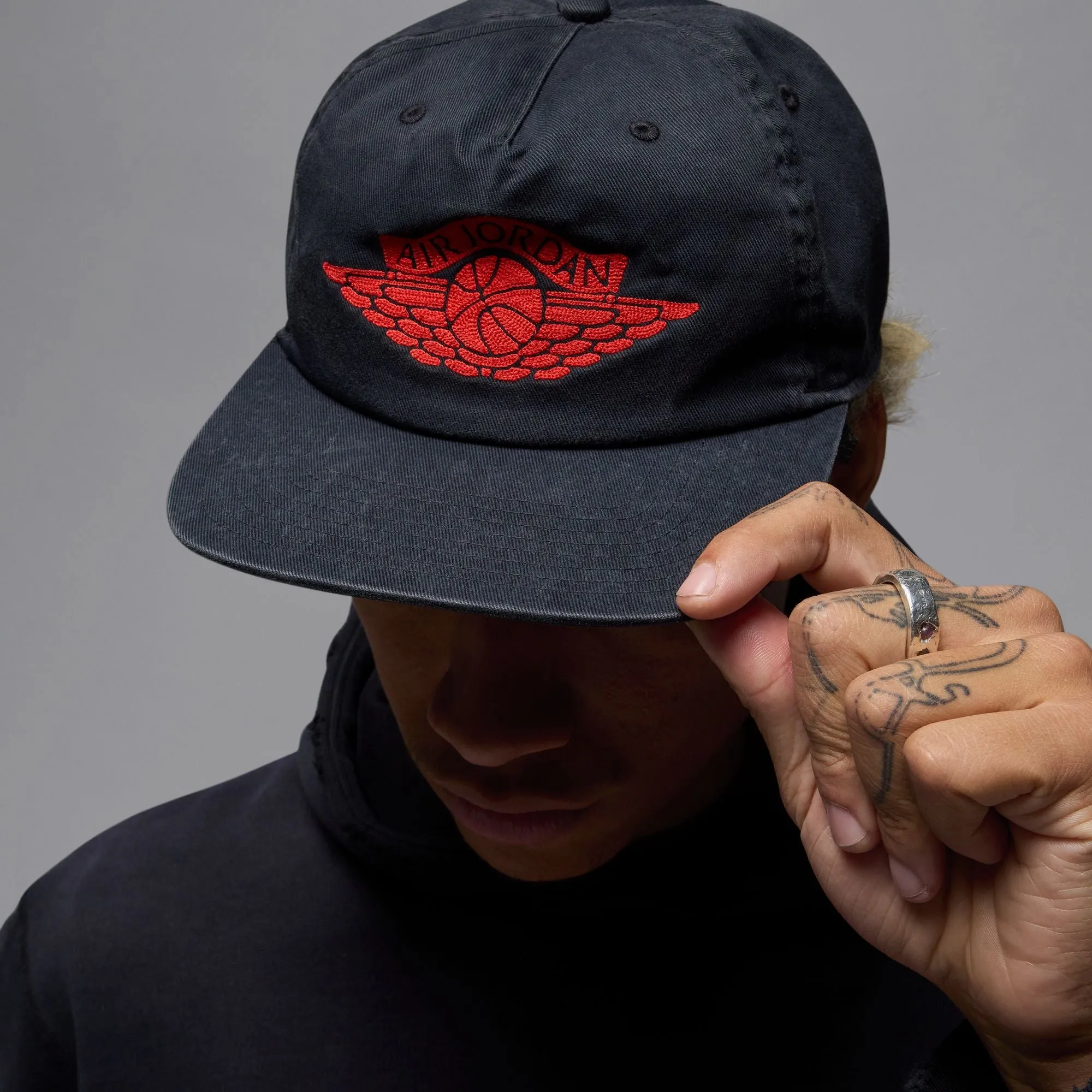 JORDAN PRO RARE AIR UNSTRUCTURED HAT BLACK/CHILE RED
