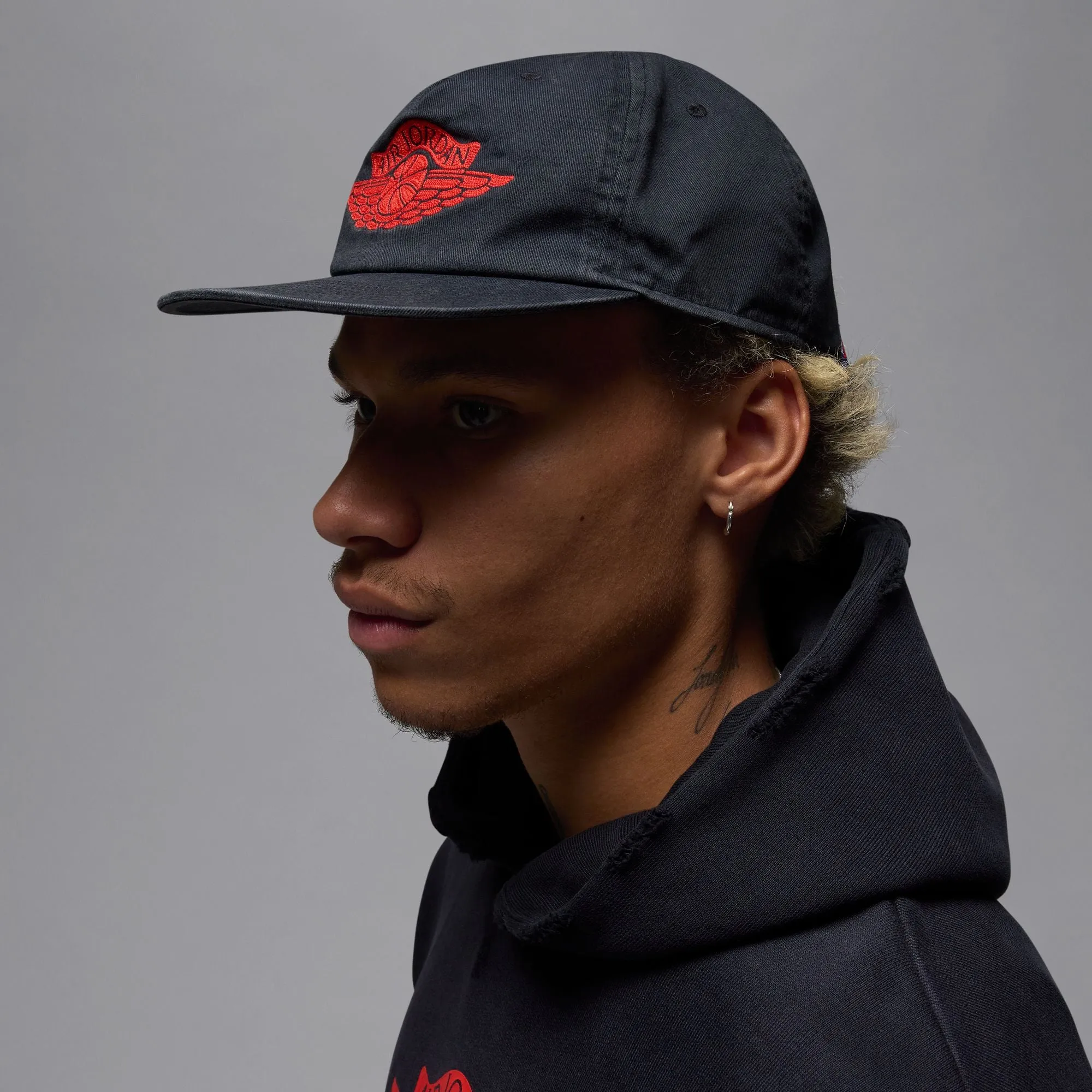 JORDAN PRO RARE AIR UNSTRUCTURED HAT BLACK/CHILE RED