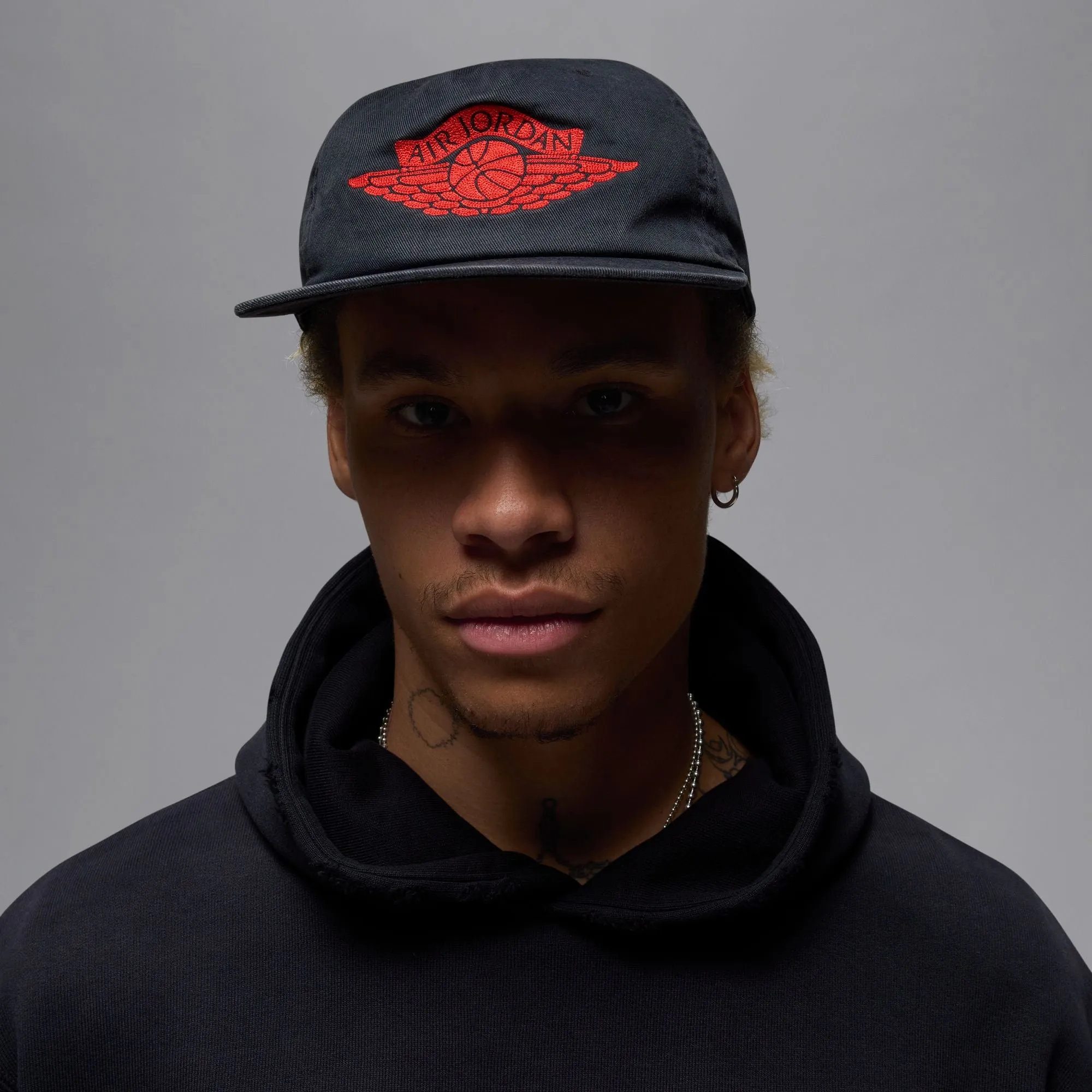 JORDAN PRO RARE AIR UNSTRUCTURED HAT BLACK/CHILE RED