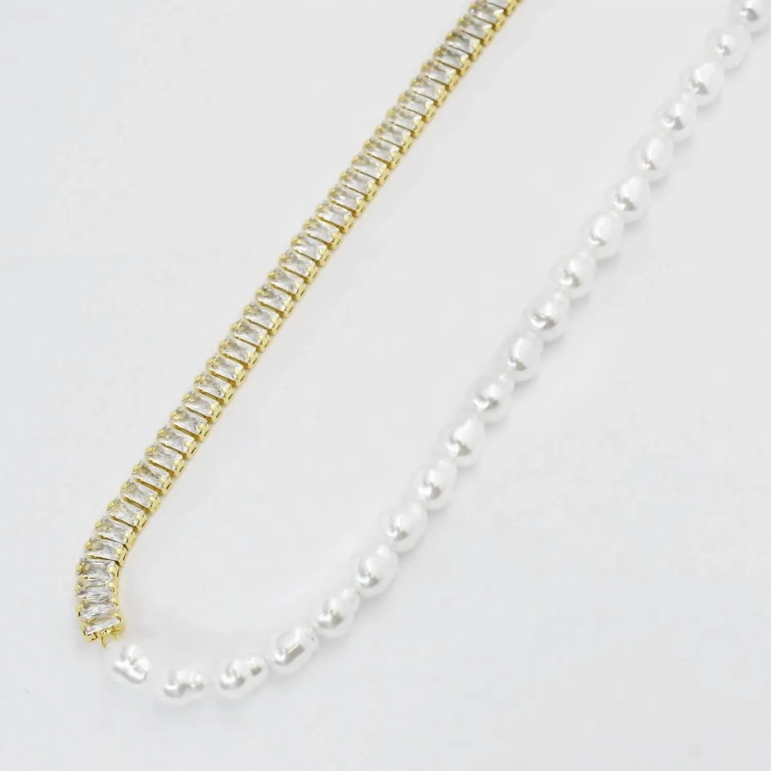 Pearly Sparkling Necklace In White And Gold