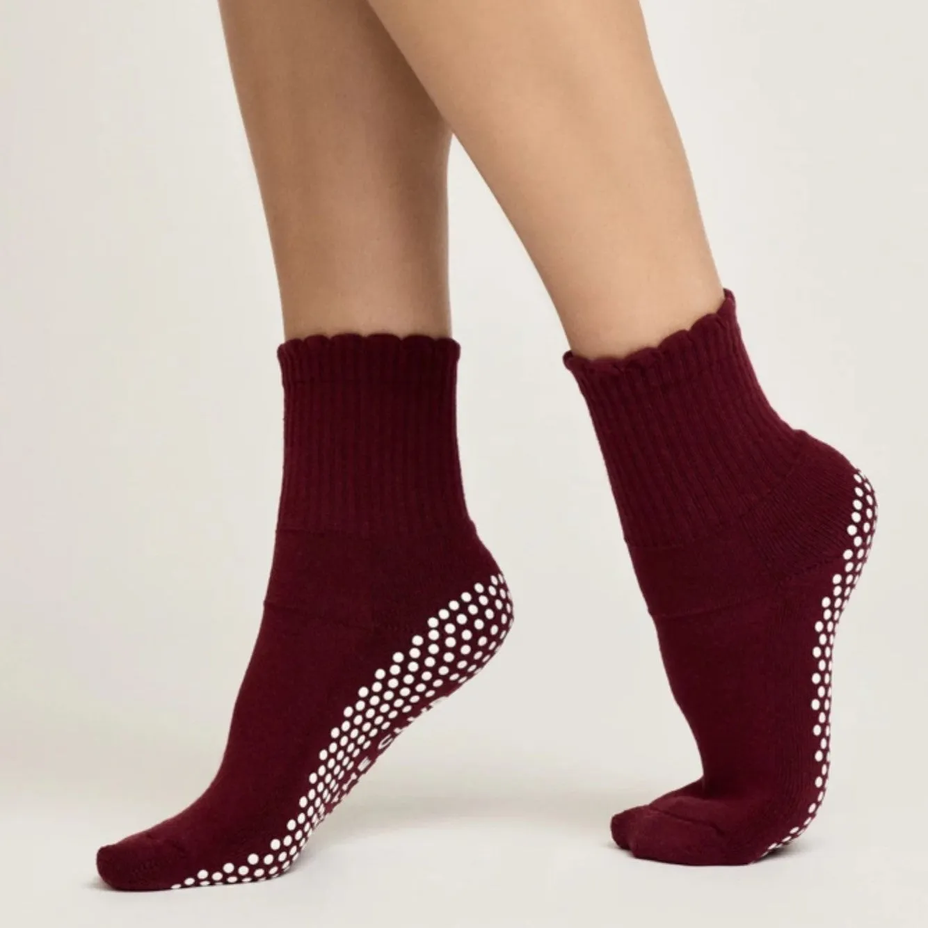 Scallop Edge Crew Grip Socks - (Barre / Pilates)
